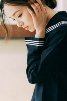 阿珂被小兵挂在树上的照片gif